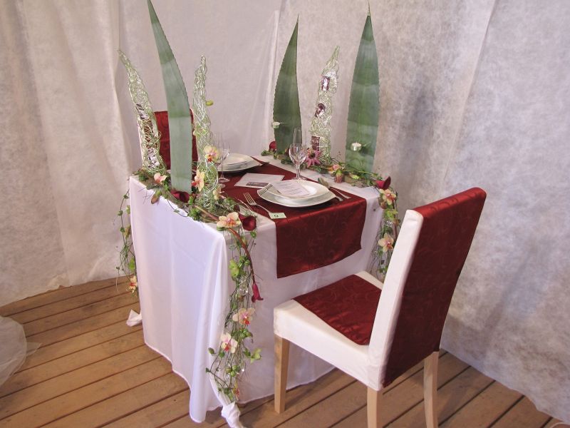 Table decoration on the occasion of a rubious wedding celebration